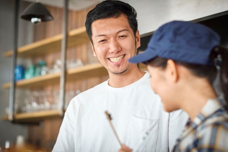 笑顔の男性スタッフ